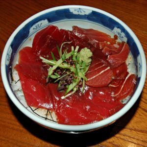 Maguro don - miska ryżu z pysznym surowym tuńczykiem